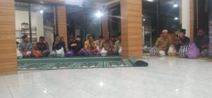 Warga kebur kidul melakukan Kenduri sedekahan malam 10 suro/ Muharram