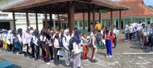 Kenalkan Fasilitas Umum di Sekitar Sekolah, MPLS Ramah SMP N 1 Cangkringan kunjungi Kantor Kalurahan Argomulyo